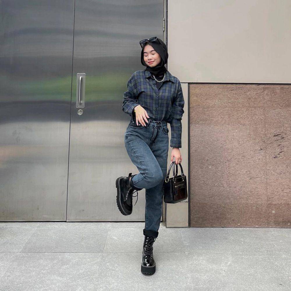 inspirasi style y2k hijab ala Nola Clara (instagram.com/nolaclr.a)