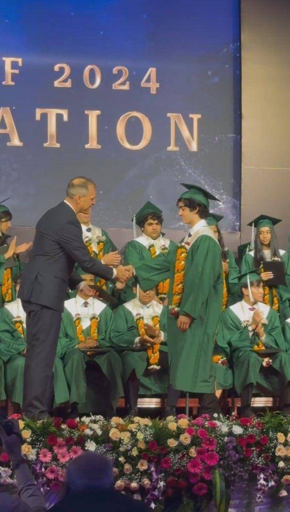 potret wisuda anak Hrithik Roshan (instagram.com/suzkr)
