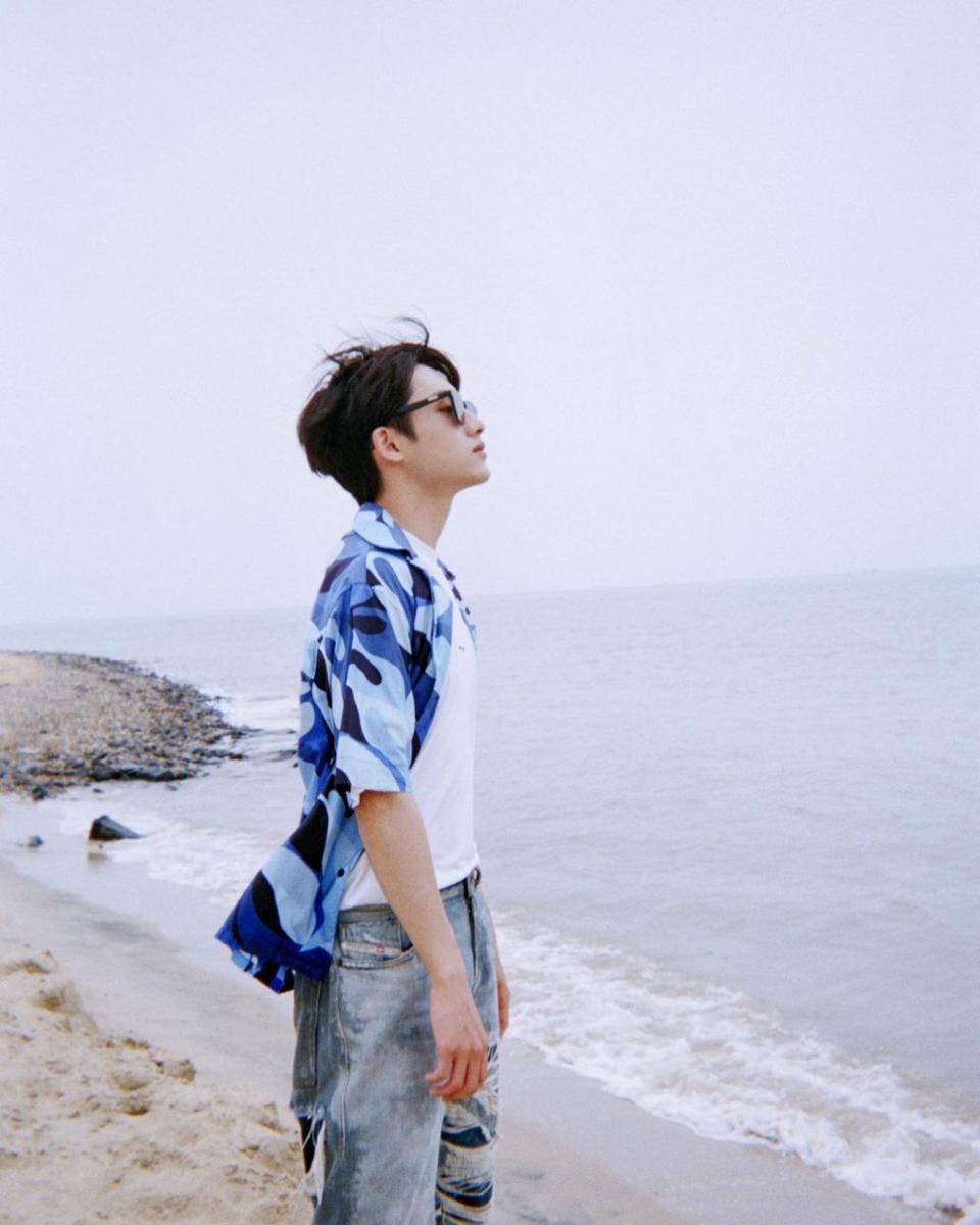 ide OOTD ke pantai untuk pria ala member WayV (instagram.com/wwiinn_7)