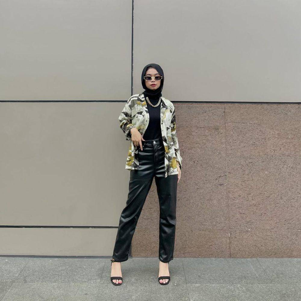 inspirasi style y2k hijab ala Nola Clara (instagram.com/nolaclr.a)