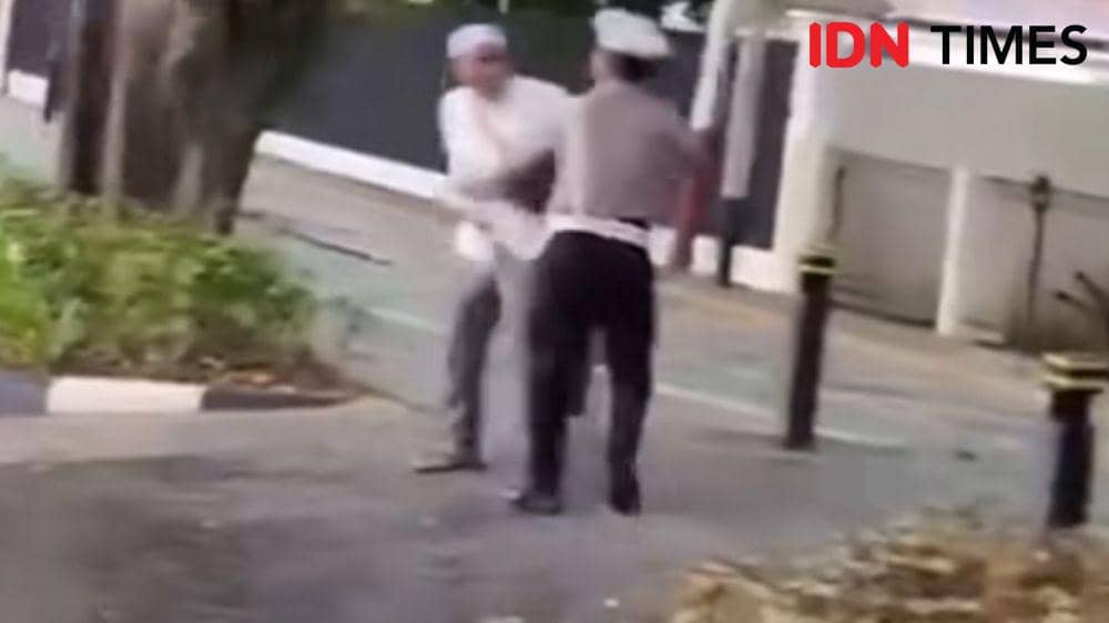 Pengendara motor tak terima diberhentikan polisi. (IDN Times/istimewa).