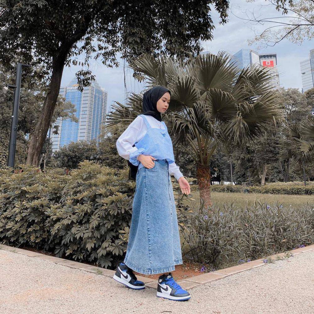 OOTD hIjab pakai rok jeans ala Nola Clara (instagram.com/nolaclr.a)