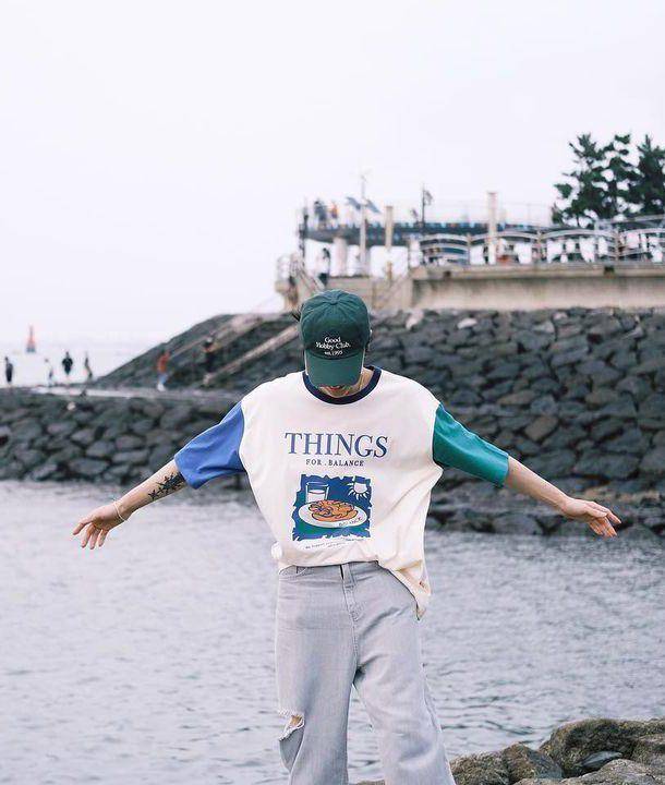ide OOTD ke pantai untuk pria ala member WayV (instagram.com/tenlee_1001)