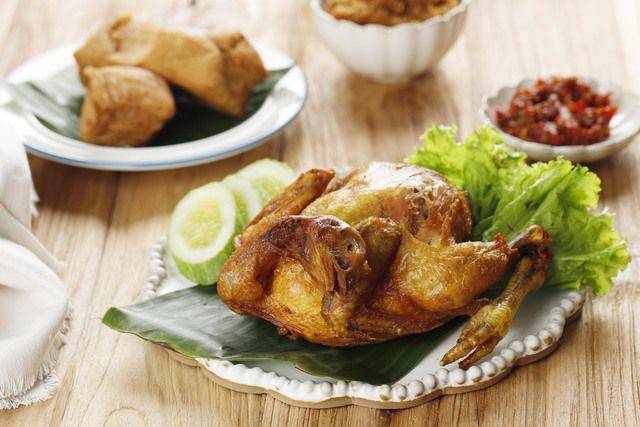 ilustrasi ayam goreng utuh (vecteezy.com/Ika Rahma)