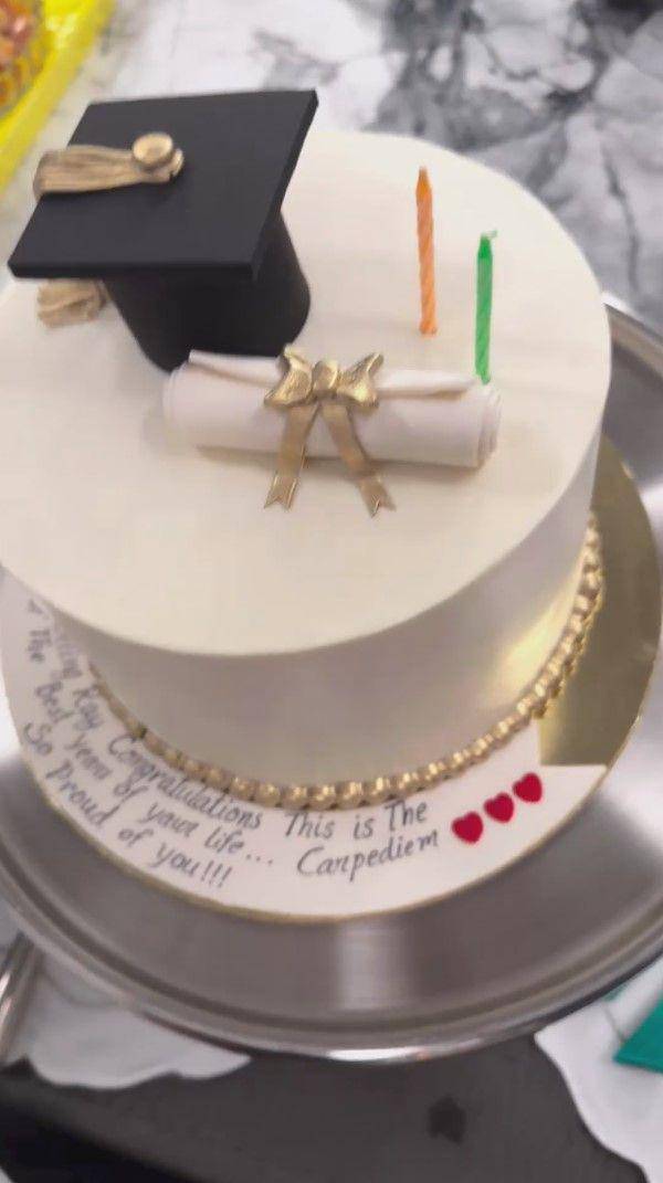 potret wisuda anak Hrithik Roshan (instagram.com/suzkr)