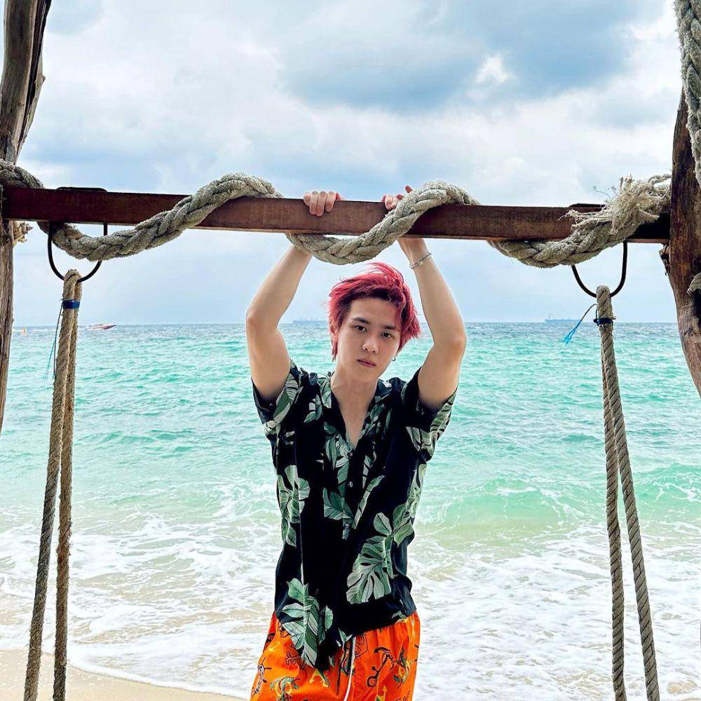 ide OOTD ke pantai untuk pria ala member WayV (instagram.com/kun11xd)