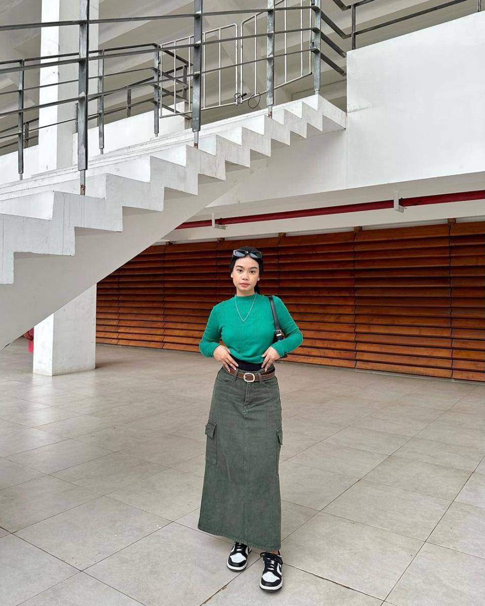 inspirasi style y2k hijab ala Nola Clara (instagram.com/nolaclr.a)