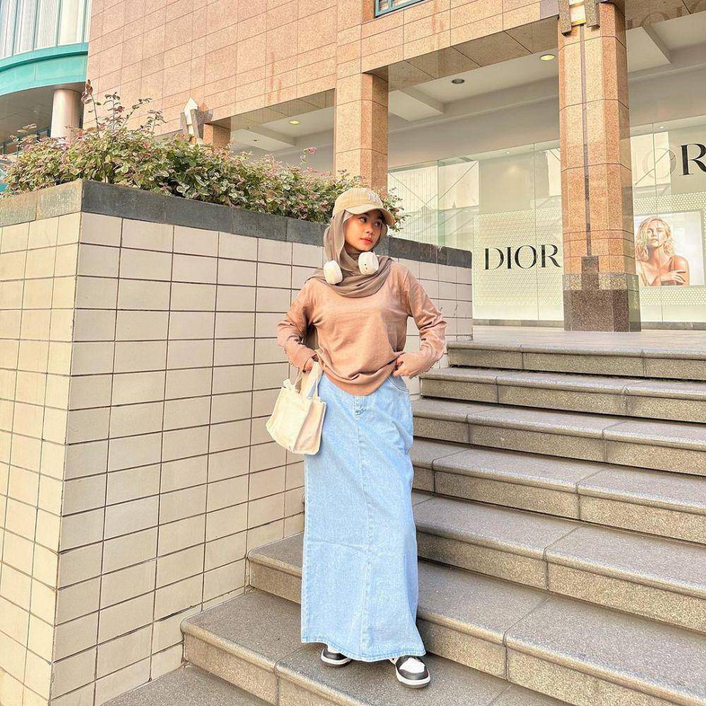 OOTD hIjab pakai rok jeans ala Nola Clara (instagram.com/nolaclr.a)