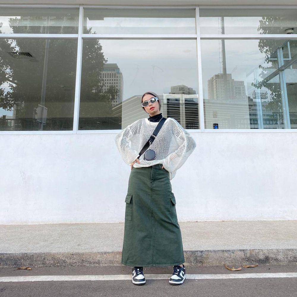 inspirasi style y2k hijab ala Nola Clara (instagram.com/nolaclr.a)