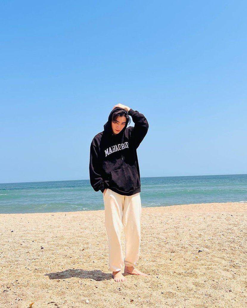 ide OOTD ke pantai untuk pria ala member WayV (instagram.com/djxiao_888)