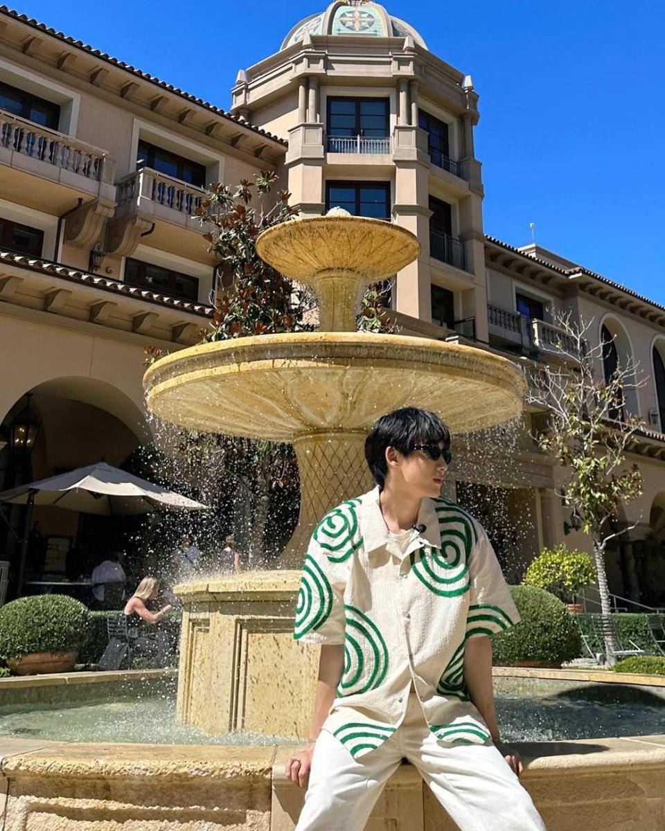 ide OOTD ke pantai untuk pria ala member WayV (instagram.com/wwiinn_7)