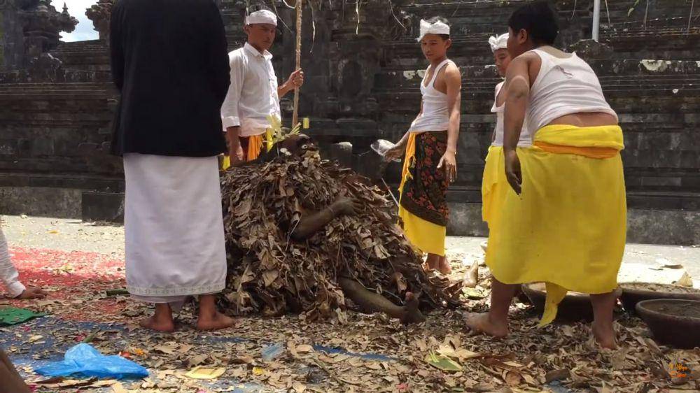 Barong Brutuk di Pura Pancering Jagat, Desa Trunyan. (YouTube.com/I Wayan Suyasa)