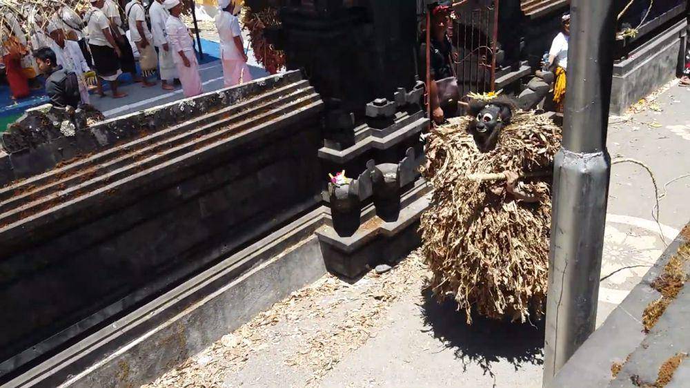 Barong Brutuk di Pura Pancering Jagat, Desa Trunyan. (YouTube.com/linda puspita)