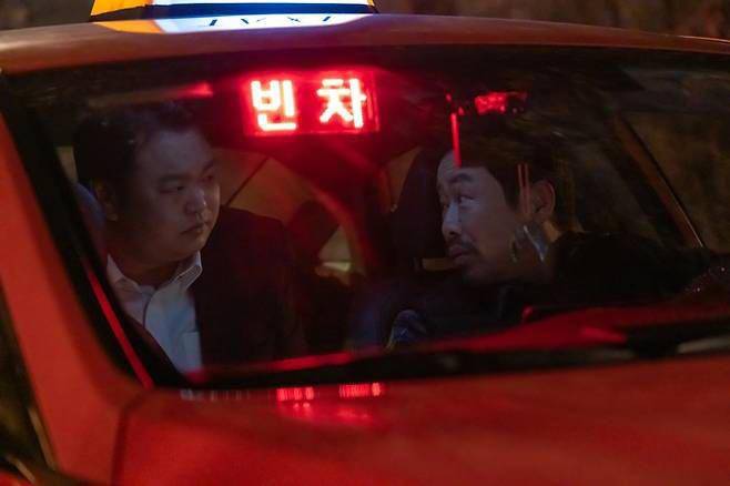 cuplikan Go Gyu Pil dan Lee Moon Sik di film Tarot (dok. LG U+ STUDIO X+U/Tarot)