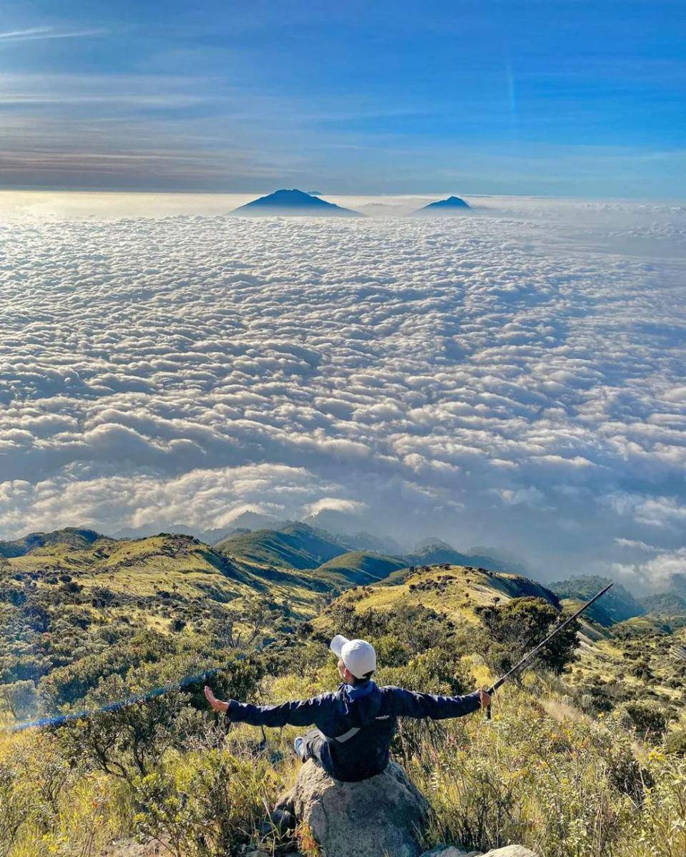 potret pemandangan dari atas Gunung Sumbing (instagram.com/adityarsana)