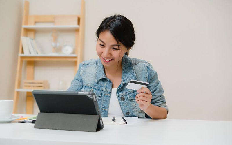 Ilustrasi menyisihkan uang untuk tabungan dan investasi (freepik.com/tirachardz)