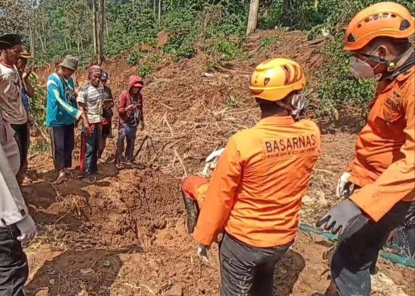 Penampakan evakuasi korban Sariyani oleh tim SAR gabungan. (Dok. Basarnas Lampung).