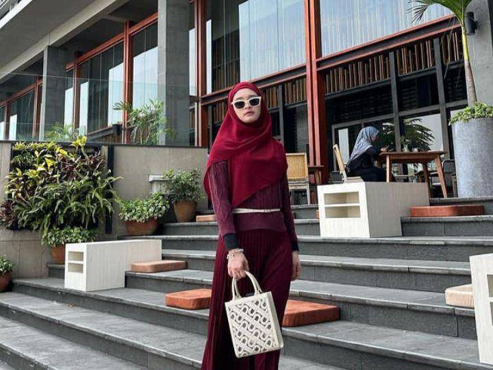 potret Inara Rusli pakai oufit merah maroon dan kacama (instagram.com/@mommystarla)