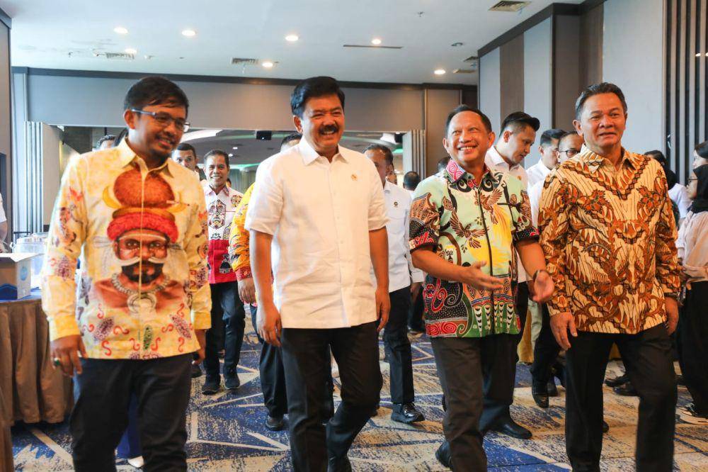 Menteri Koordinator Bidang Politik, Hukum dan Keamanan, Hadi Tjahjanto dan Menteri Dalam Negeri, Tito Karnavian, ketika berada di Papua. (Dokumentasi media Polhukam)