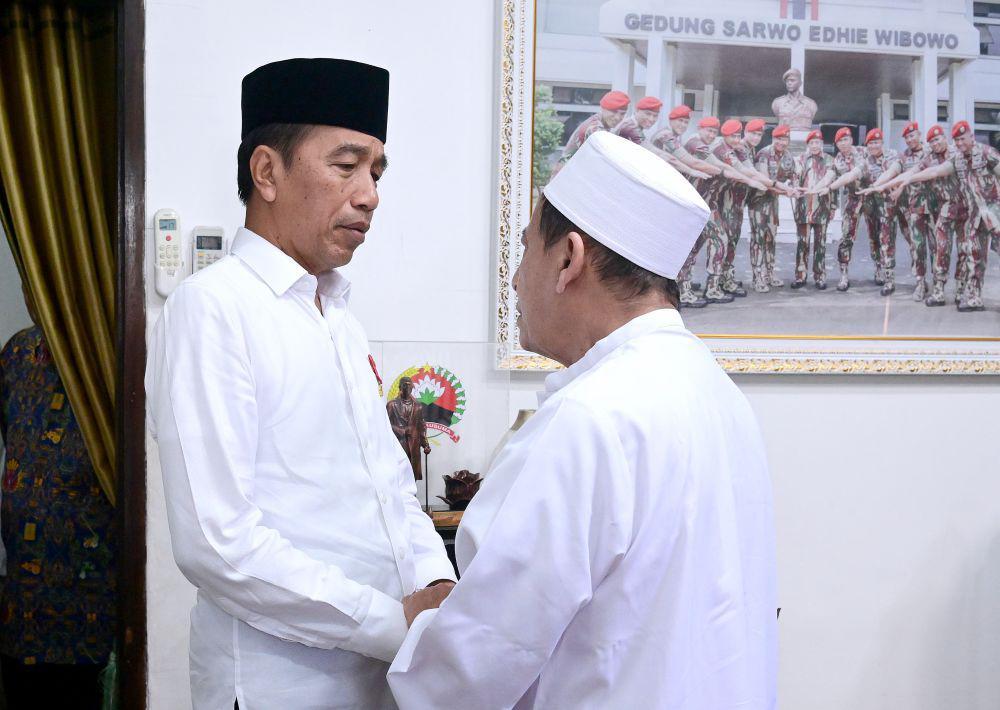 Jokowi Takziah ke Rumah Duka Istri Habib Luthfi di Pekalongan