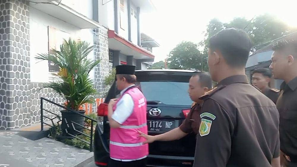 Sumadi Kades Ngariboyo Magetan tersangka kuripsi Dana Desa saat dijebloskan penjara. IDN Times/ Riyanto.