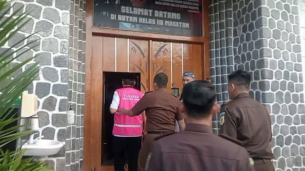 Sumadi Kades Ngariboyo Magetan tersangka kuripsi Dana Desa saat dijebloskan penjara. IDN Times/ Riyanto.