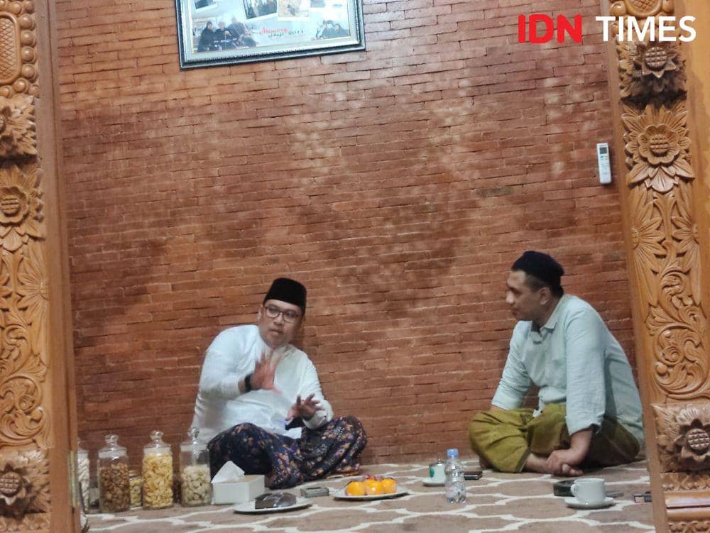 Sudaryono berbincang dengan Gus Yasin. (IDN Times/Fariz Fardianto)