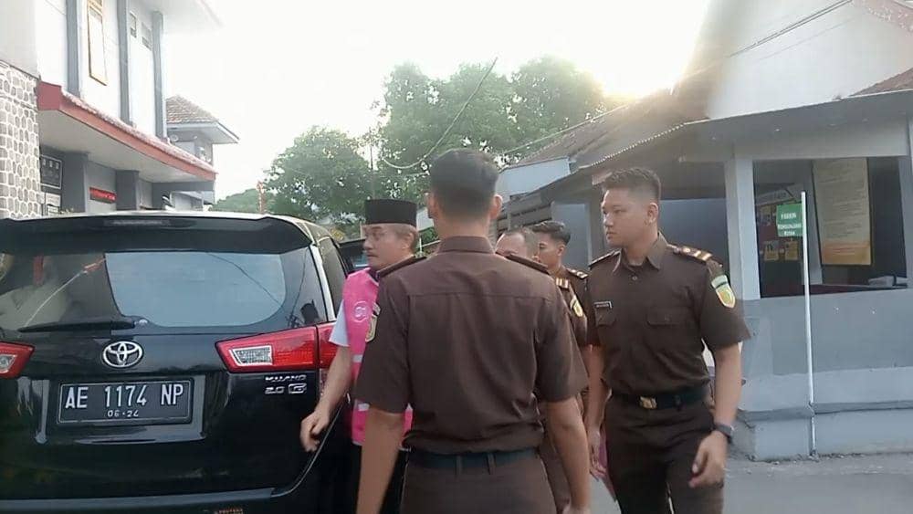 Sumadi Kades Ngariboyo Magetan tersangka kuripsi Dana Desa saat dijebloskan penjara. IDN Times/ Riyanto.