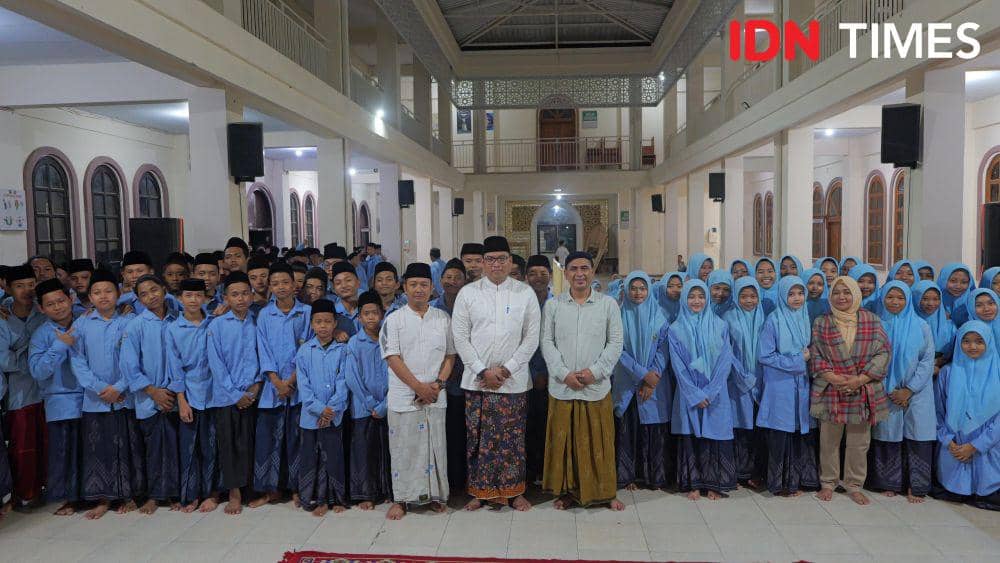 Taj Yasin Maimoen alias Gus Yasin melakukan foto bersama dengan Sudaryono di Ponpes Al Anwar Sarang Rembang. (IDN Times/Fariz Fardianto)