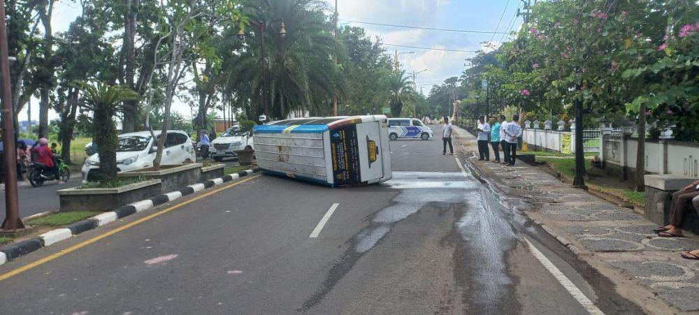 Hindari Motor Berbelok, Minibus Pondok Tahfidz Terbalik di Sekayu