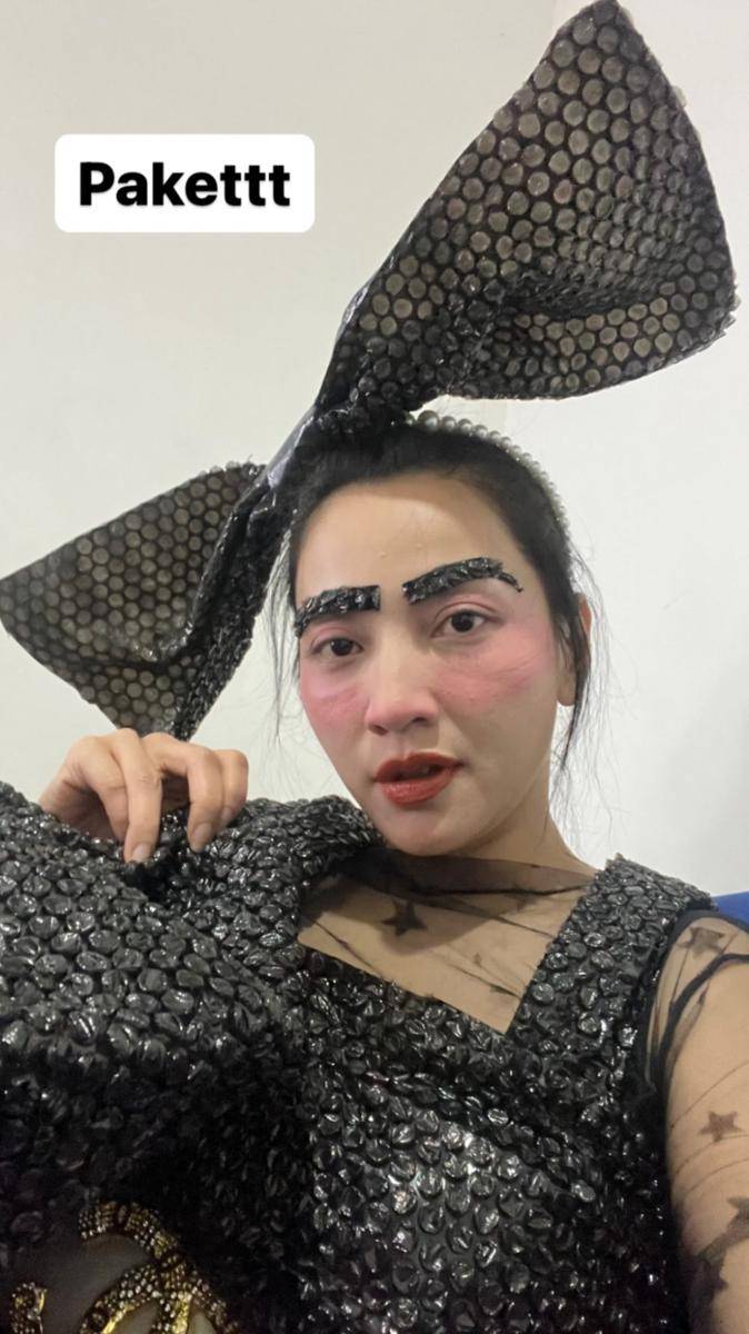 potret kocak penampilan komedian Hesti Purwadinata (instagram.com/hestipurwadinata)