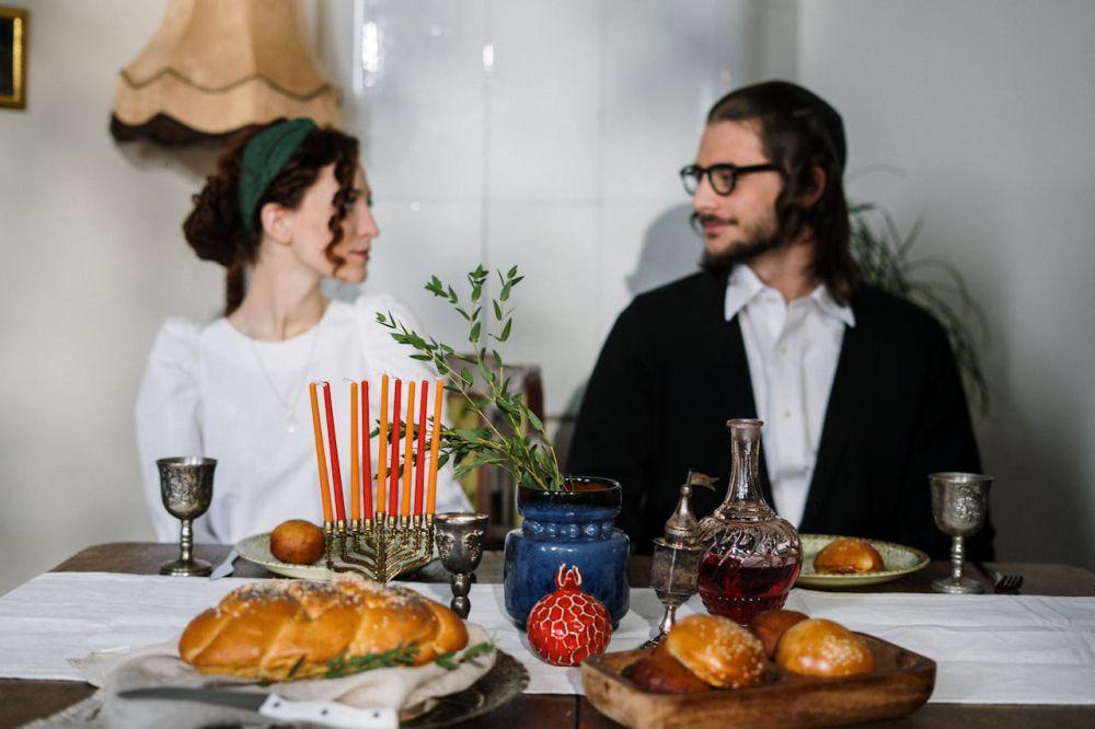 5 Sikap yang Dilakukan Saat Pacar Kenalkan Kamu ke Orangtuanya
