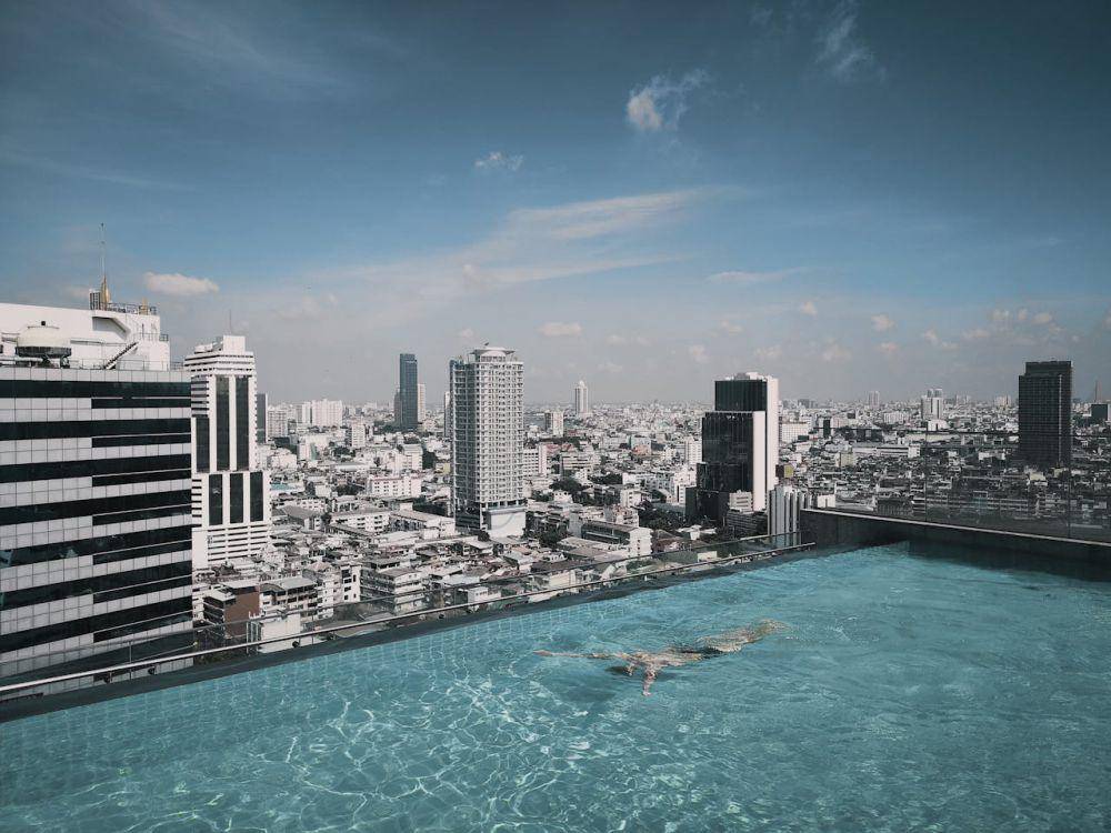 ilustrasi rooftop pool (pexels.com/jimmy teoh)