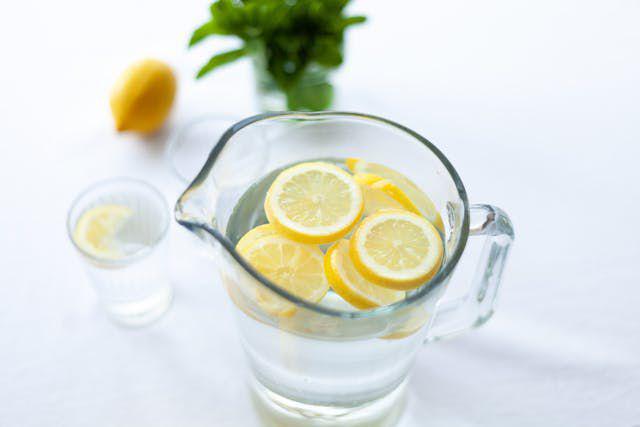 5 Manfaat Minum Air Lemon Setiap Pagi, Bantu Tingkatkan Mood!