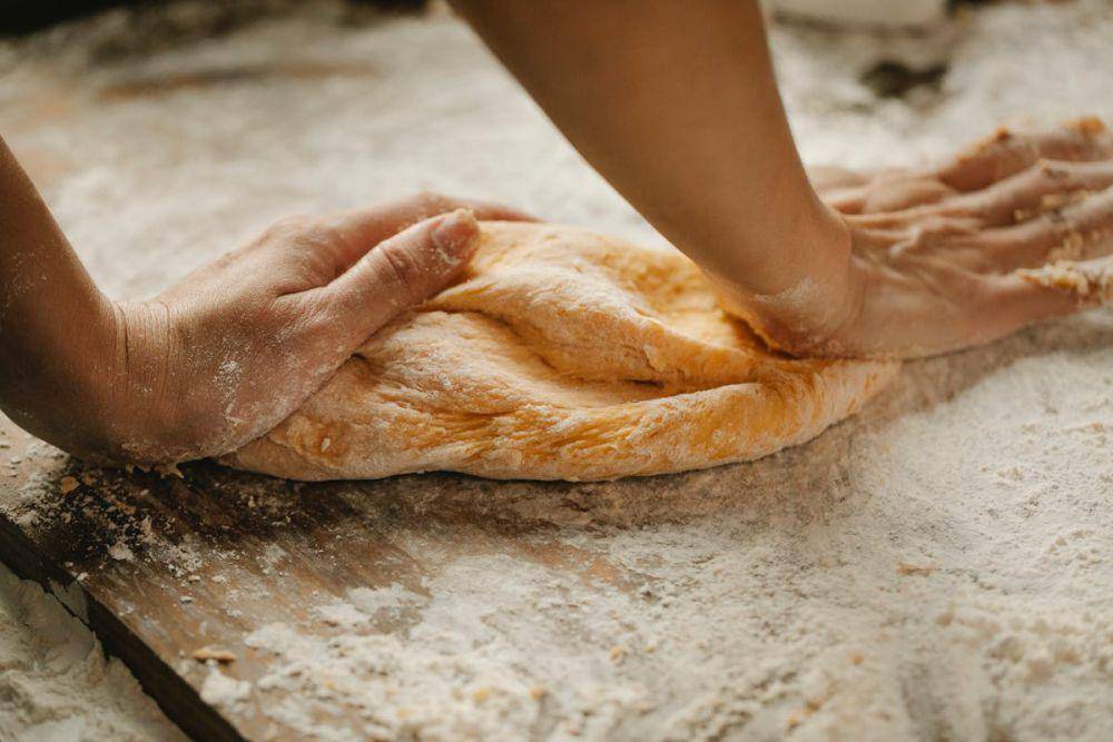 ilustrasi uleni adonan roti Maryam (pexels.com/Klaus Nielsen)