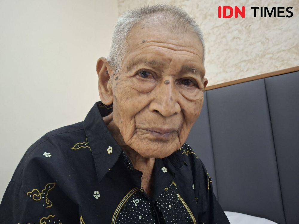 Mbah Imam, saat berbincang dengan Kepala Daker Makkah, Khalilurrahman, Selasa (28/5/2024). IDN Times/Faiz Nashrillah