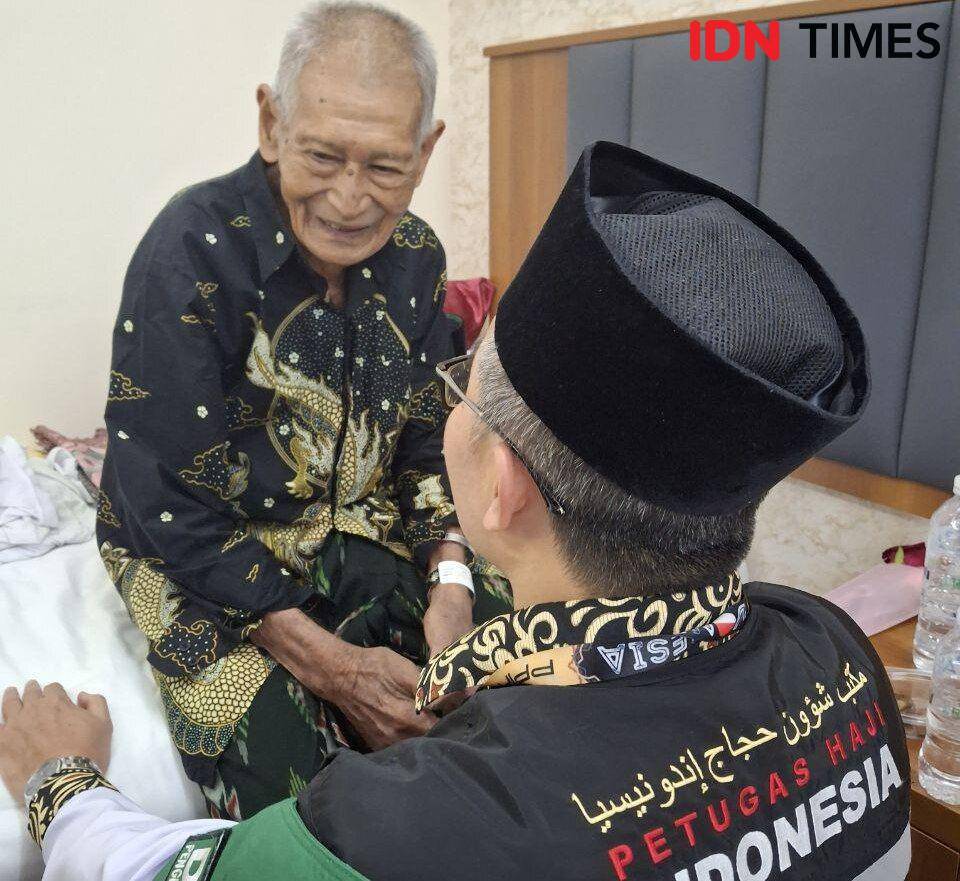 Mbah Imam, saat berbincang dengan Kepala Daker Makkah, Khalilurrahman, Selasa (28/5/2024). IDN Times/Faiz Nashrillah