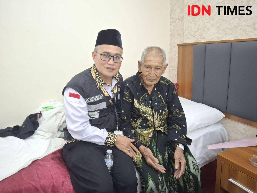 Mbah Imam, saat berbincang dengan Kepala Daker Makkah, Khalilurrahman, Selasa (28/5/2024). IDN Times/Faiz Nashrillah