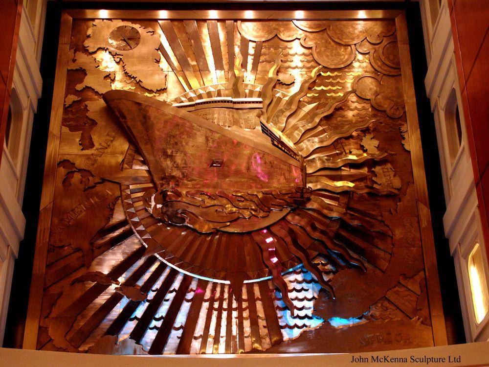 potret panel relief perunggu di pintu masuk grand lobby RMS Queen Mary 2 karya  pematung John McKenna (commons.wikimedia.org/Johnsculp)