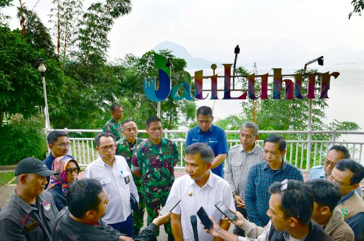 Sampah Sungai Citarum Mulai Dipindahkan ke TPK Sarimukti