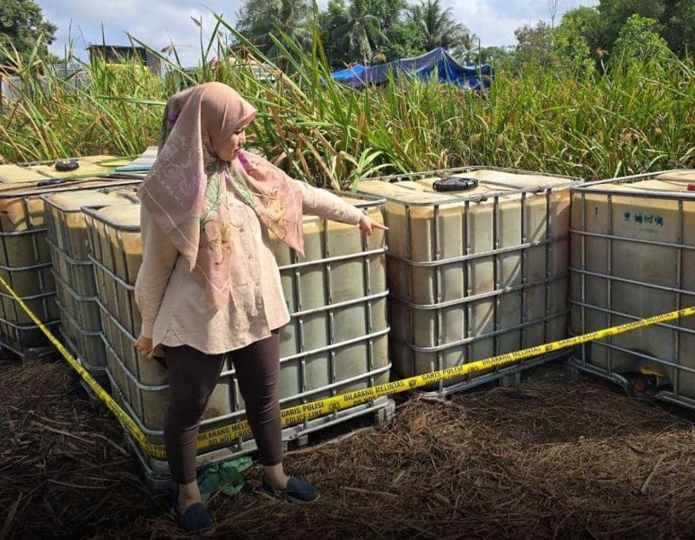 Ilustrasi ribuan liter BBM llegal. 