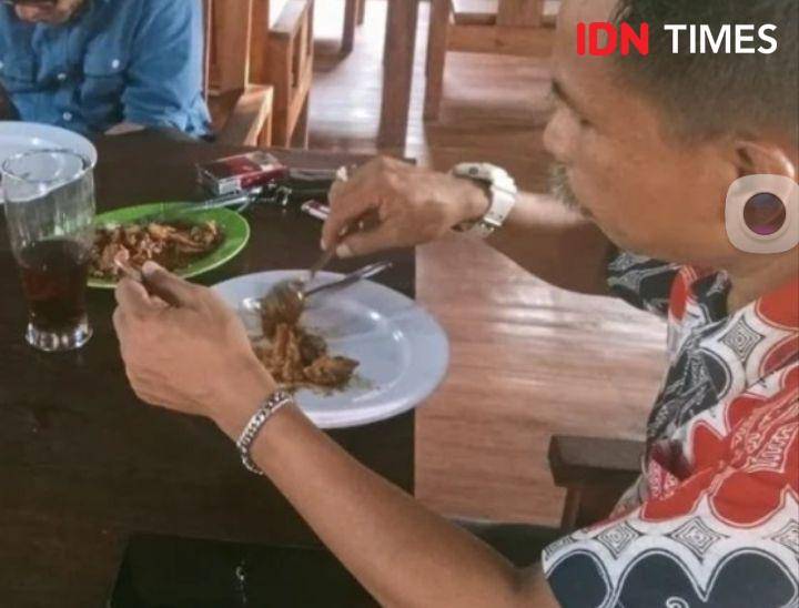 Penikmat kuliner rica rica gurameh yang menyebut rasanya nekuk lidah. (IDN Times/Cokie Sutrisno)