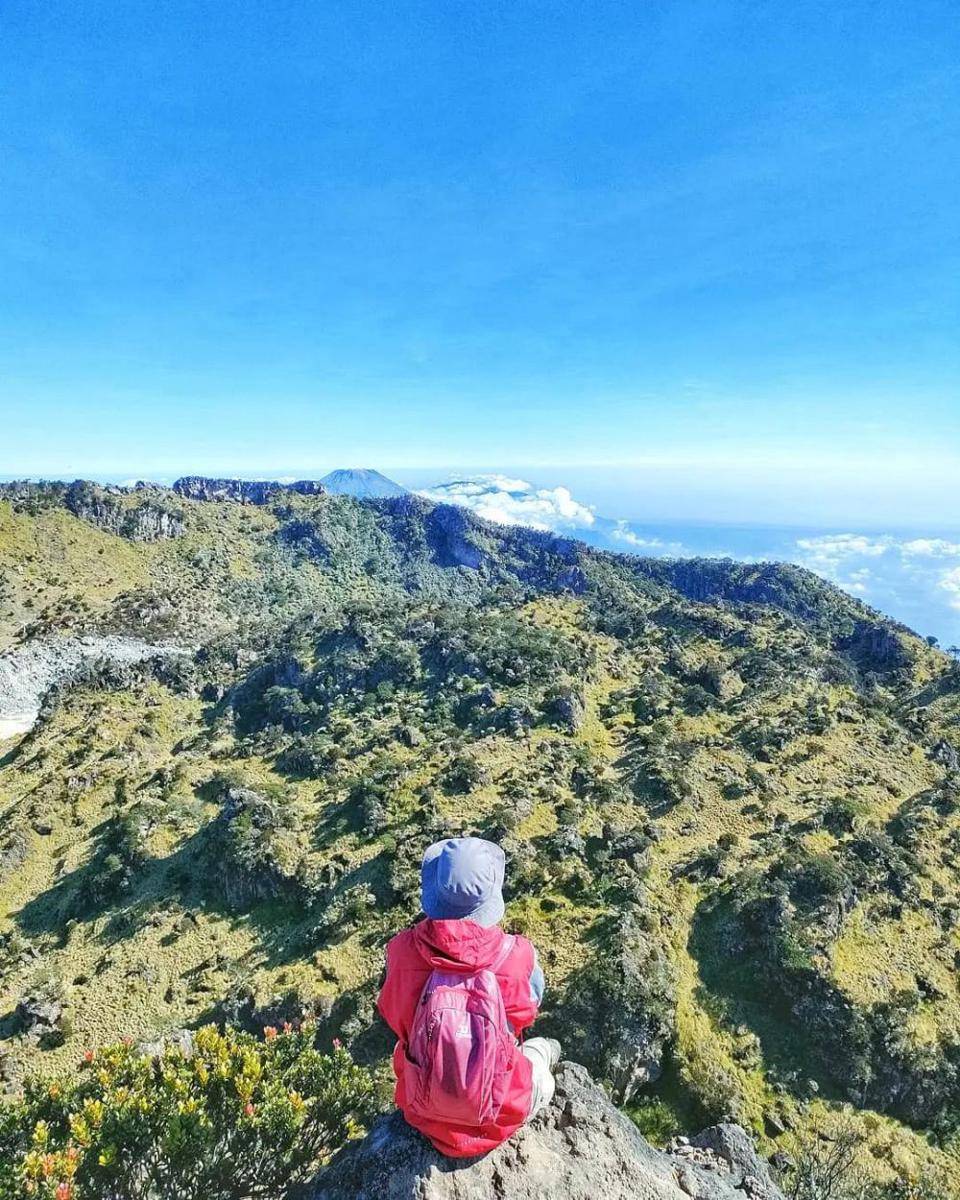 potret keindahan dari atas Gunung Sumbing (instagram.com/hermawanag)
