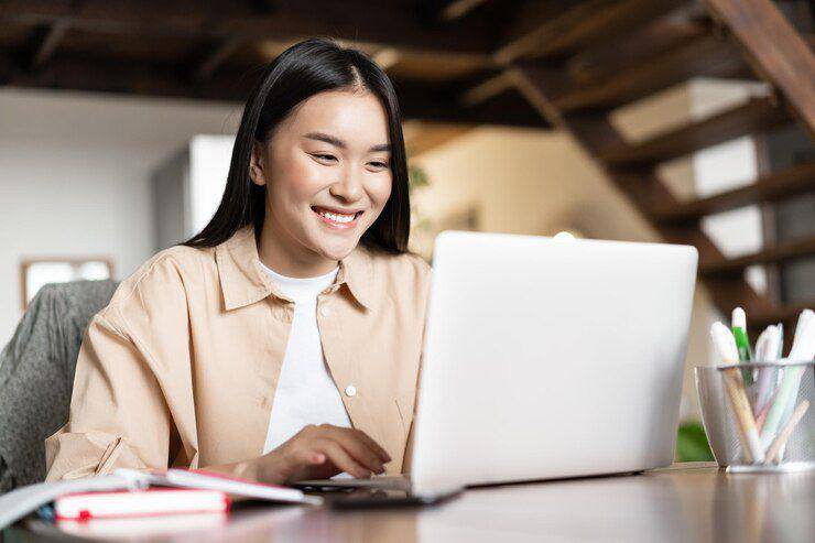 ilustrasi wanita memakai laptop (freepik.com/benzoix)