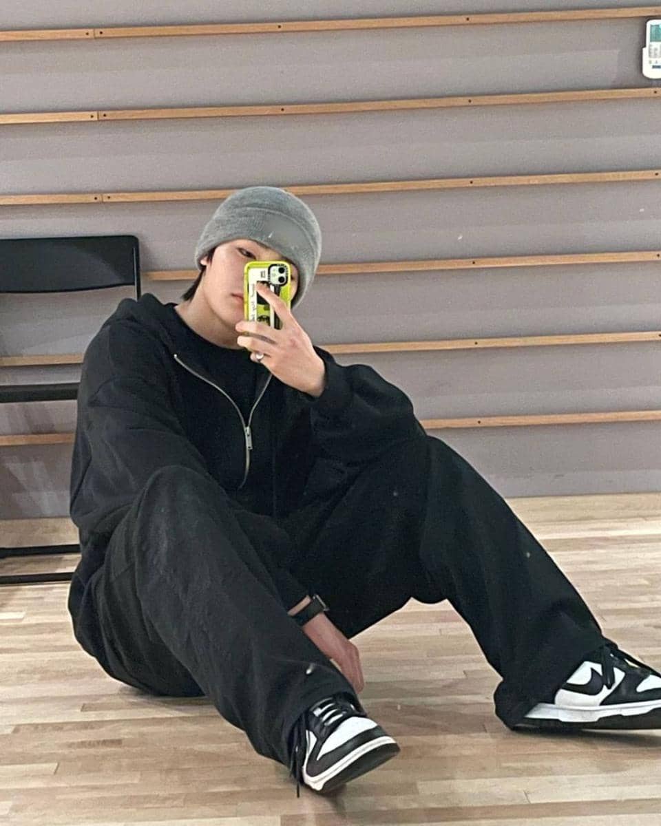 OOTD serba hitam ala I.N Stray Kids (instagram.com/realstraykids)