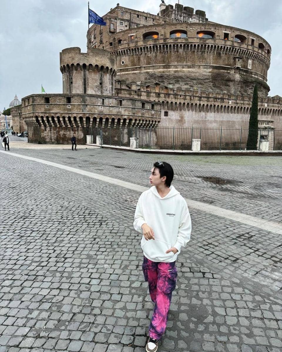 outfit traveling ala Nuttarat Tangwai (instagram.com/noeullee_)