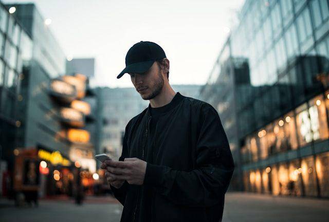 ilustrasi seorang pria memakai topi (unsplash.com/Štefan Štefančík)