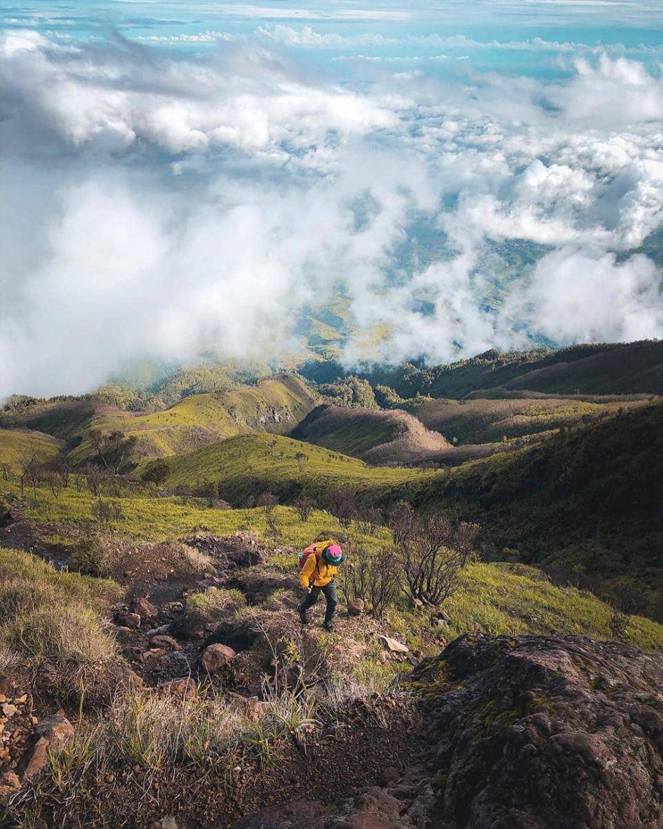 potret trek pendakian di Gunung Sumbing dan Sindoro (instagram.com/hilmanimanuddin)