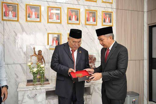Bey Ucapkan Selamat atas Purnabakti Ketua Pengadilan Tinggi Bandung