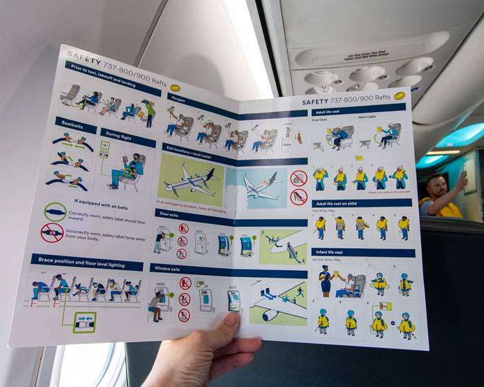 Potret kartu keselamatan di pesawat (simpleflying.com)